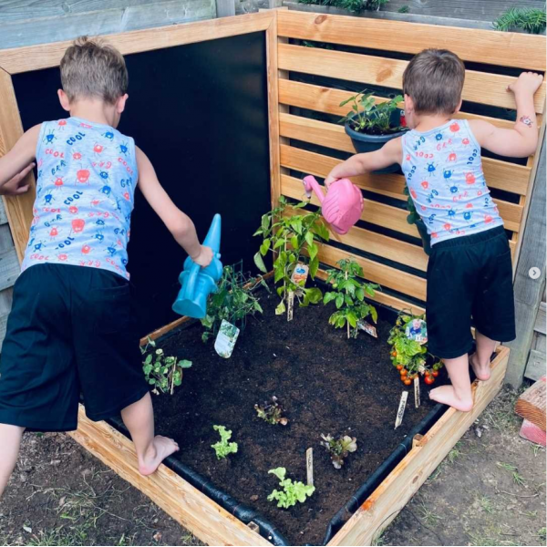 Esschert Design: Παιδική Γωνιακή Αμμοδόχος με Μαυροπίνακα