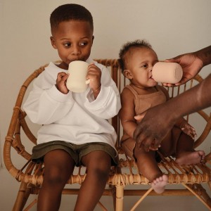 Ποτηράκι Σιλικόνης με Χερούλια και Καλαμάκι Blush - Mushie | 66-2470019