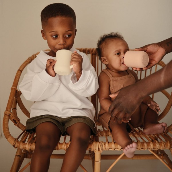 Ποτηράκι Σιλικόνης με Χερούλια και Καλαμάκι Shifting Sand - Mushie | 66-2470182