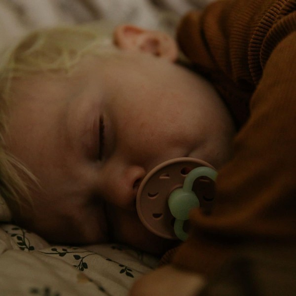 Σετ 2 Πιπίλες Σιλικόνης Νυκτός FRIGG Moon Phase Cream/Twilight Mauve 0-6 Μηνών | 67-100191 Σετ 2 Πιπίλες Σιλικόνης Νυκτός FRIGG Moon Phase Cream/Twilight Mauve 0-6 Μηνών | 67-100191