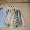 Σαλιάρα με Μανίκια Olive Check - Mushie | 66-101480