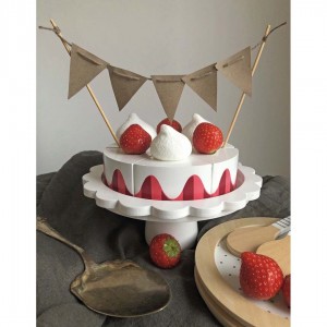 Cake with Meringues & Strawberries