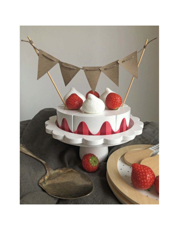 Cake with Meringues & Strawberries