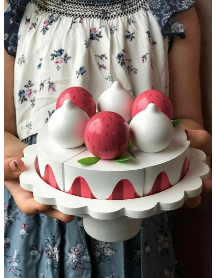 Cake with Meringues & Strawberries