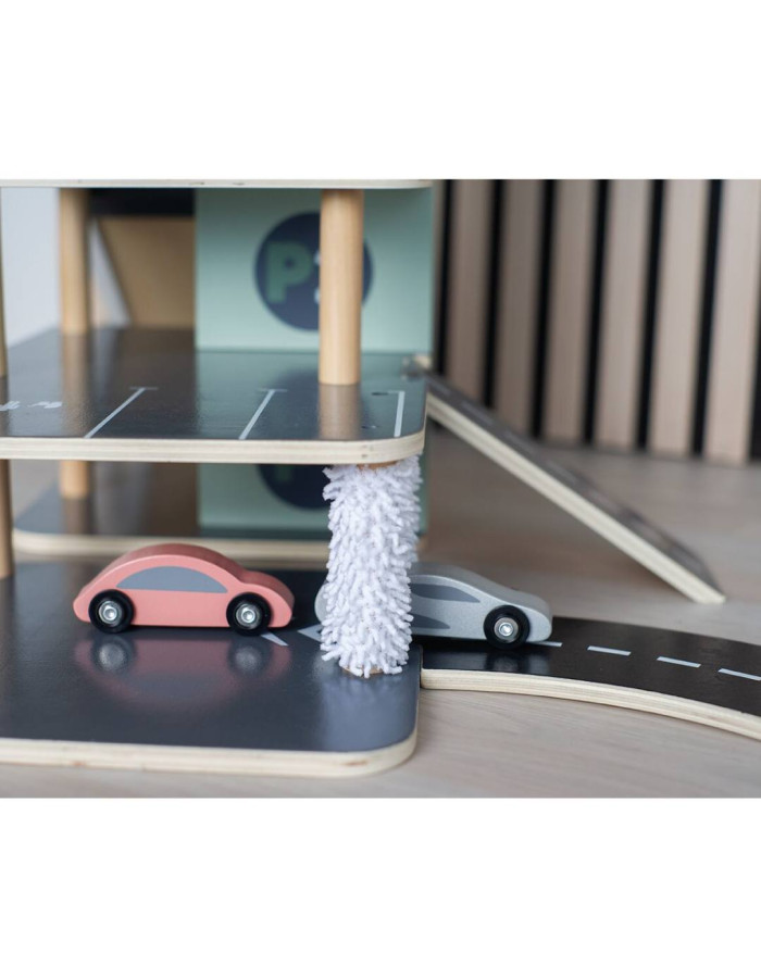 Jabadabado: Wooden car park and laundry
