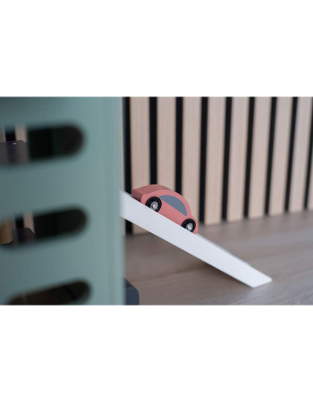 Jabadabado: Wooden car park and laundry