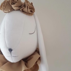 Λευκό κουνελάκι bej romantic