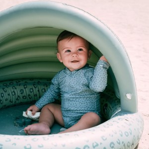 Πισίνα με σκίαστρο